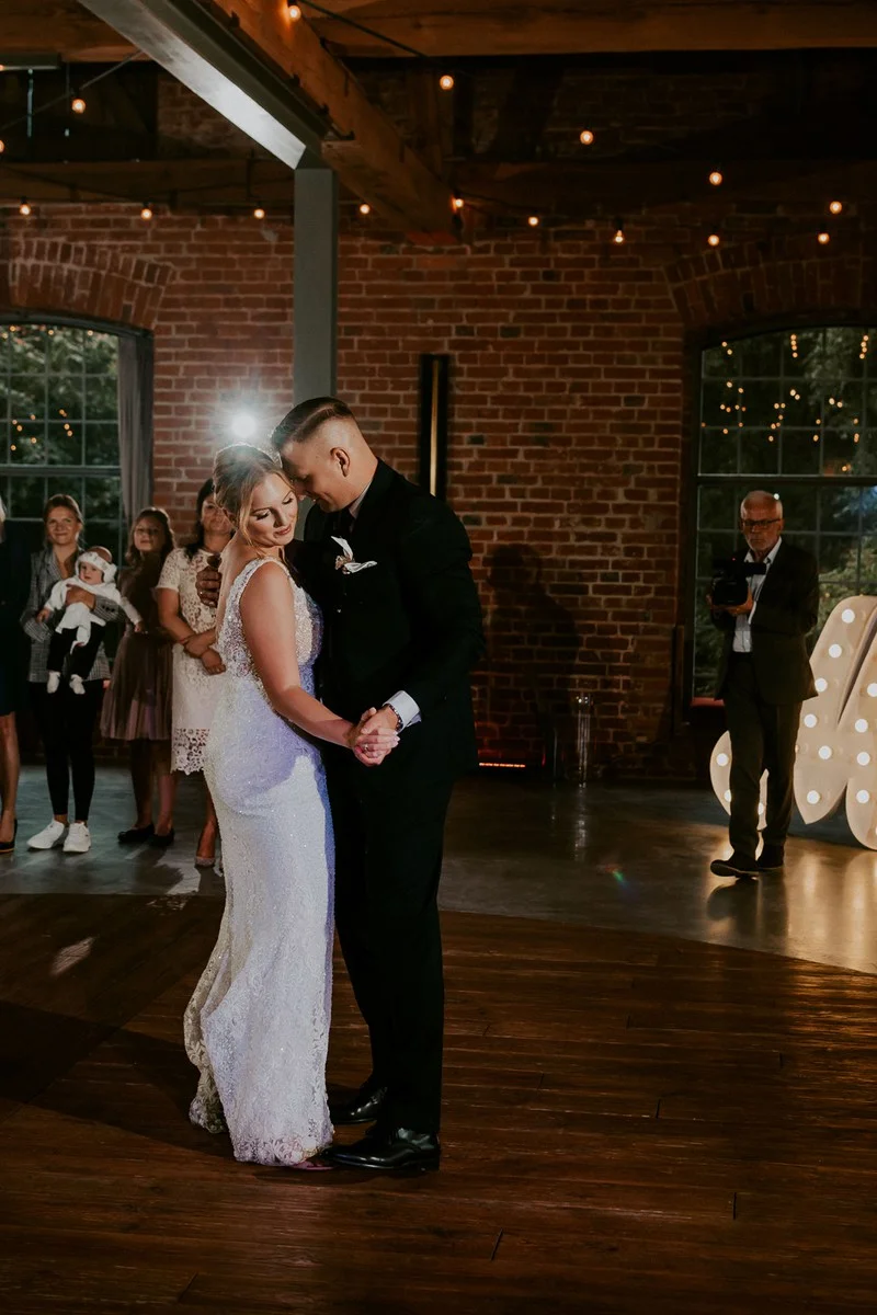 industrialny-slub-maja-lucasz-oklaski-stanislawie
